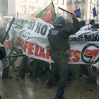 Cargas en Gerona en un acto antifascista contra Vox, ayer jueves.-GLORIA SÁNCHEZ