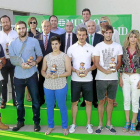 Galardonados y patrocinadores posan durante la gala, en la que se premió a los más destacados de la temporada.-J.M. Lostau