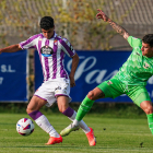 David Torres recibe una entrada de un jugador del Leganés en pretemporada. / RV / I. SOLA