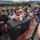Ciudadanos venezolanos esperan en la frontera con Colombia para escapar de su país.-AFP / LUIS ACOSTA