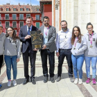 Las Panteras y Ángel Ruiz posan con Óscar Puente y Alberto Bustos en el balcón del Ayuntamiento.-J. M. LOSTAU