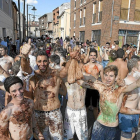 Un grupo de jóvenes se divierte durante la celebración del zambombazo en la localidad vallisoletana de Íscar.-José C. Castillo