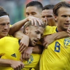 Los jugadores suecos felicitan a Forsberg, en el centro de la imagen, tras su gol a Suiza.-AP / EFREM LUKATSKY