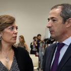 La consejera Milagros Marcos conversando con José Manuel Bilbao-ICAL
