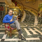 El autor, José Miguel Ortega, posa con su libro en la actual recepción del Imperial.-Miguel Ángel Santos
