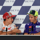 Marc Márquez le ofrece la mano a Valentino Rossi, en la conferencia de prensa de hoy, en Misano-Adriático, y Vale se la niega-ALEJANDRO CERESUELA