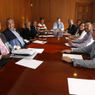 El alcalde de León, Antonio Silván, se reúne por primera vez con los concejales de su equipo de gobierno en el Ayuntamiento de San Marcelo-ICAL