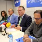 La senadora Silvia Franco, y los parlamentarios nacionales del Partido Popular de León Alfredo Prada(CD), Eduardo Fernández (CI) y Luis Aznar (D), abordan en rueda de prensa los proyectos ferroviarios para la provincia de León-Ical