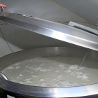 Un ganadero muestra una de los tanques de leche de su explotación.-BRÁGIMO