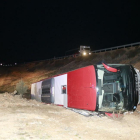 El autocar volcó y se despeñó por un terraplén de unos siete metros.-RAÚL G. OCHOA