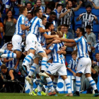 Los jugadores de la Real Sociedad celebran con Odegaard el primer gol ante el Atlético.-EFE