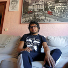 El paciente Fernando Isaac Gómez posa en su casa de Madrid.-Raquel P. Vieco