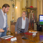 Óscar Puente y Manuel Saravia antes de exponer los argumentos en favor del antiguo colegio El Savador como mejor emplazamiento.-P. Requejo