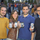 Diego Cerro, Susana Tapia, Jesús Merino y Samuel Pardal con la aplicación Biicon en la calle Santiago de Valladolid.-MIGUEL ÁNGEL SANTOS