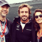 Fernando Alonso, entre Javier Bardem y Penélope Cruza poco antes del Gran Premio de Canadá que se ha disputado este domingo.-INSTAGRAM