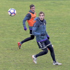 Rafa espera el balón  ante la presencia de Juan Villar en el entrenamiento de ayer.-PABLO REQUEJO