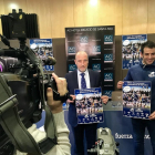 José María Valentín-Gamazo y Diego Merino posan con el cartel del derbi del próximo domingo.-G. VELASCO