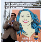 Albert Rivera, ayer en Tarragona, junto a un cartel de Inés Arrimadas.-EFE / ENRIC FONTCUBERTA