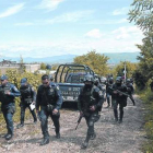Policías mexicanos en la colonia La Parota, a las afueras de Iguala, donde fueron halladas las fosas.-