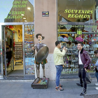 Un grupo de asiáticos realiza fotografías frente a una tienda de souvenirs durante su visita a Valladolid.-ICAL
