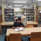 Un periodista consulta la tesis doctoral de Pedro Sánchez en la biblioteca de la universad privada Camilo José Cela, en Villanueva de la Cañada.-OLGA PEREDA