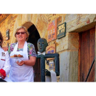 Laura Alonso y su madre Josefina Nieto en la puerta del hotel. Arriba, platos del cocido maragato que preparan.-L.P.