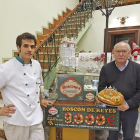 Sergio y su padre Manuel González, dos generaciones de la veterana y prestigiosa Confitería Conrado de La Bañeza.-EL MUNDO