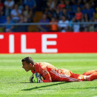 Masip bloca el balón en el partido contra el Villarreal disputado en el estadio de la Cerámica.-PHOTO-DEPORTE