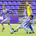 Calero observa a Toni con el balón, durante el partido contra el Cádiz.-J.M. LOSTAU