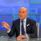 El presidente de la Diputación de Valladolid, Jesús Julio Carnero, ayer en el programa de ‘La Quinta Esquina’ de La 8.-MIGUEL ÁNGEL SANTOS