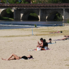 Gente tomando el sol en la playa de las Moreras debido a las altas temperaturas de los últimos días.- J.M. LOSTAU
