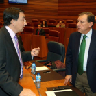 El consejero de Educación, Juan José Mateos, y el procurador socialista Fernando Pablos-Ical