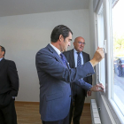 Pablo Trillo, Juan Carlos Suárez-Quiñones y Jesús Julio Carnero ayer, durante la visita a la vivienda de Alcazarén.-ICAL