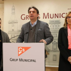 Los concejales de Ciudadanos en Reus Guillermo Figueras,  Juan Carlos Sánchez y Pepa Labrador, este martes en una rueda de prensa.-NURIA TORRES (ACN)