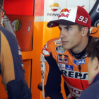 El piloto Marc Márquez escucha a su equipo al inicio la segunda tande de entrenamientos de MotoGP celebrada en el circuito turolense de Motorland.-EFE