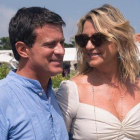 Manuel Valls y Susana Gallardo, tras su boda.-AFP / MAGDALENA PALMENR