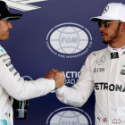 Rosberg (izquierda) felicita a Hamilton tras lograr el británico la 'pole' en México.-AFP