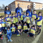 Los jugadores del equipo de rugby de El Pilar posan junto a sus entrenadores en el campo de hierba del que dispone el colegio.-J.M.LOSTAU