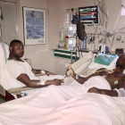 Abidal y su primo Gérard Armand en el Hospital tras la operación-TWITTER