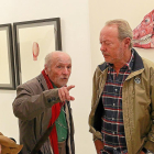 Antonio López y Enrique Reche conversan ayer en la sala de exposiciones del Teatro Calderón.-J.M.LOSTAU