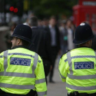 Dos policías británicos en el centro de Londres, en una imagen de archivo, el 23 de mayo.-AFP / DANIEL LEAL-OLIVAS