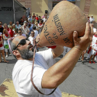 Tradicional Concurso de Bebedores de Bota en la localidad de Pedrajas de San Esteban.-J. M. LOSTAU
