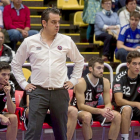 Iñaki Martín junto al banquillo del CB Ciudad de Valladolid.-Pablo Requejo