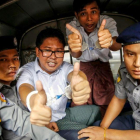 Los reporteros birmanos de la agencia Reuters Wa Lone  i  y Kyaw Soe Oo posan antes de abandonar el tribunal del distrito de Insein luego que la Justicia birmana los condenó a siete anos de prision acusados de vulnerar la Ley de Secretos Oficiales.-LYNN BO BO (EFE)
