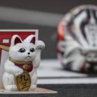 El gato que atrae a la suerte, junto al casco de Marc Márquez, en el box de Motegi en 2016.-ALEJANDRO CERESUELA