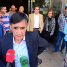 Antonio Pardo atiende a los medios delante de varios compañeros del sector crítico del PP de Soria.-ÁLVARO MARTÍNEZ