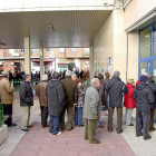 Varias personas hacen cola a la puerta del Club de los 60 en Valladolid.-E.M.