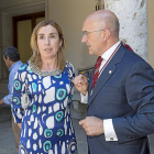 Jesús Julio Carnero conversa con su mujer, Rosa Urbón, en el patio de Pimentel tras ser investido.-Miguel Ángel Santos
