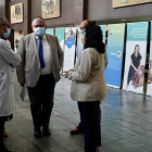 El consejero de Sanidad, Alejandro Vázquez Ramos, visita la exposición ''Las caras de la meningitis'' promovida por la Asociación Española contra la Meningitis.- ICAL