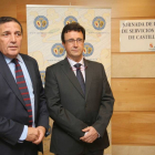 El consejero de Sanidad, Antonio María Sáez, junto al presidente de la Asociación de Inspectores de Castilla y León, Miguel Ángel Iglesias-Ical